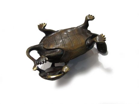 Tortue en bronze avec son petit appuyé sur le bas de sa carapace 3