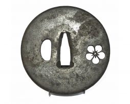 Tsuba marugata en fer - Fleur de prunus