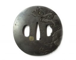 Tsuba en fer nagamarugata - Dragon dans les airs