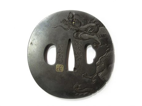 Tsuba en fer nagamarugata - Dragon dans les airs