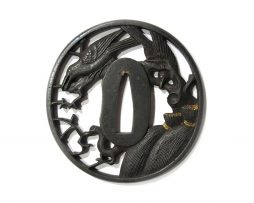 Tsuba en fer nagamarugata - Corbeaux et meules de foin