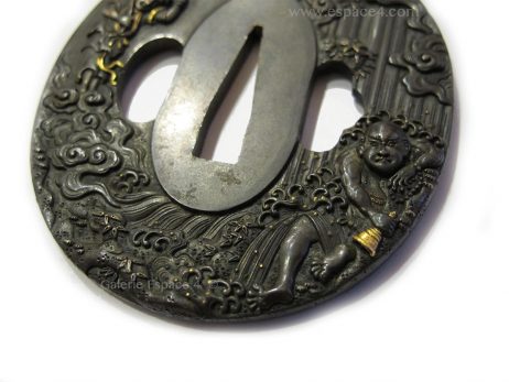 Tsuba en shibuichi nagamarugata - Ragyo sous une cascade et Kannon sur un nuage 3