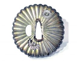 Tsuba en argent kikugata - Chrysantheme