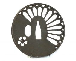 Tsuba en fer marugata - Pétales de chrysanthème et fleur de cerisier