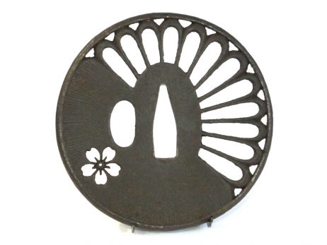 Tsuba en fer marugata - Pétales de chrysanthème et fleur de cerisier