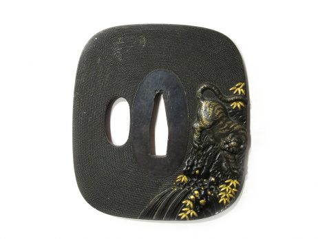 Tsuba en shibuichi nadegaku hokkei gata - Tigre au dessus d'une cascade