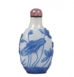 Tabatiere chinoise chine verre overlay bleu fleurs lotus histoire dynastie qing