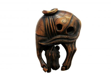 Netsuke en bois japonais repséentant un cheval paissant