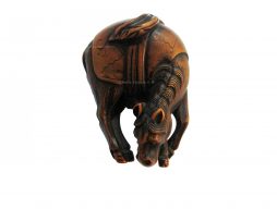 Netsuke en bois japonais repséentant un cheval paissant