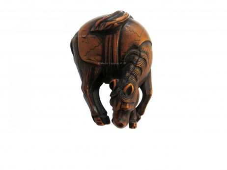 Netsuke en bois japonais repséentant un cheval paissant