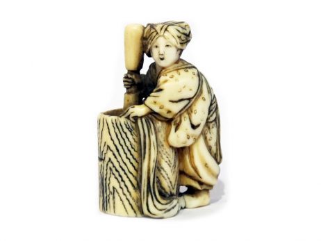 Femme faisant du mochi, netsuke en ivoire