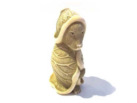 Tanuki ou blaireau dans une feuille de lotus, sujet de netsuke en ivoire