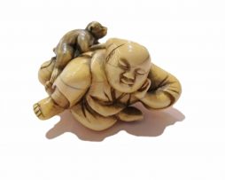 Netsuke ivoire montreur de singe ou sarumawashi periode Edo