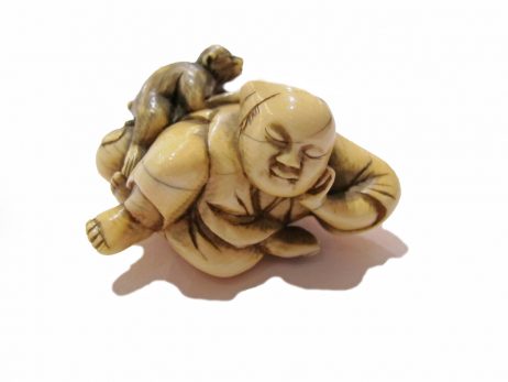 Netsuke ivoire montreur de singe ou sarumawashi periode Edo