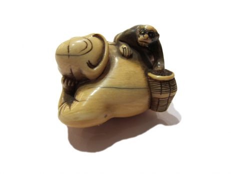 Netsuke ivoire montreur de singe ou sarumawashi periode Edo