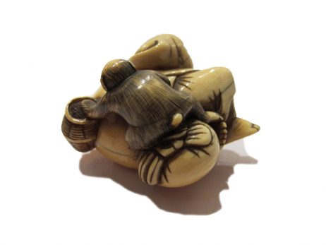 Netsuke ivoire montreur de singe ou sarumawashi periode Edo