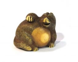 Netsuke en ivoire représentant un tanuki