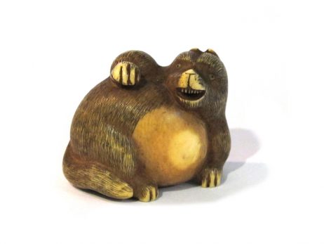 Netsuke en ivoire représentant un tanuki