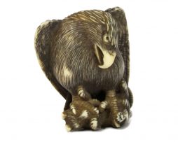 Netsuke en ivoire d'un aigle avec un loup dans ses pattes