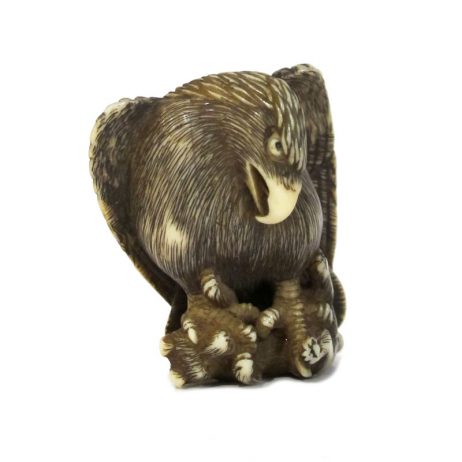 Netsuke en ivoire d'un aigle avec un loup dans ses pattes