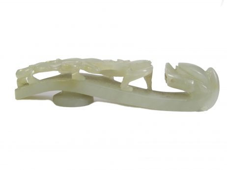 Fibule en jade blanc celadon a decor de dragon qilong