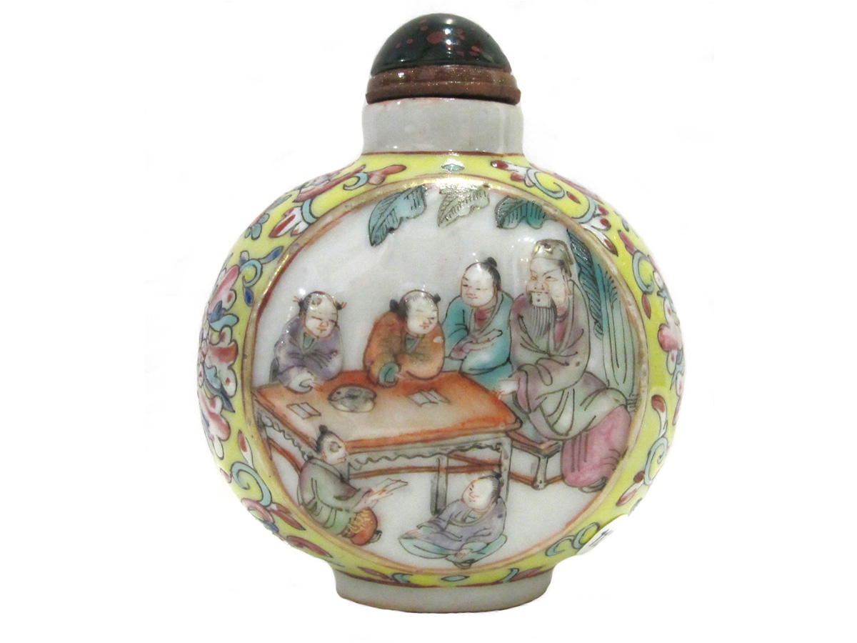 Tabatiere en porcelaine- Maître et enfants