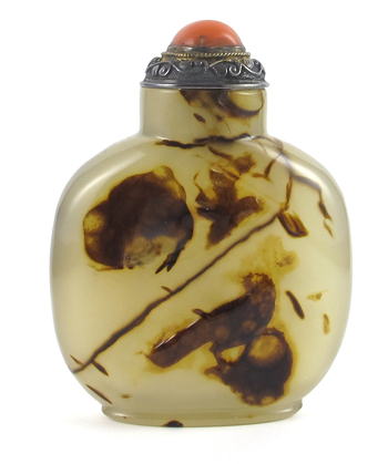 Tabatière en agate beige avec des inclusions brunes gravées de manière à signifier oiseaux et branchages 1760 - 1850